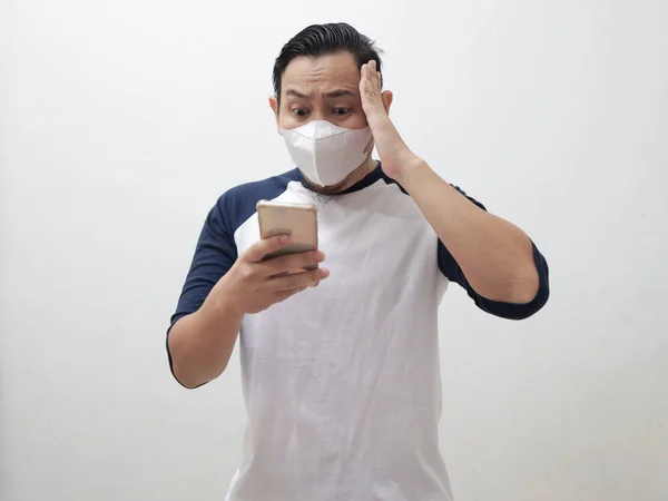 Asiatique Homme Portant Masque Protection Semblait Triste Contrarié Tout Regardant — Photo