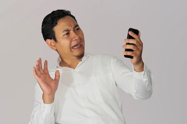 Businessman Terkejut dengan ponsel — Stok Foto