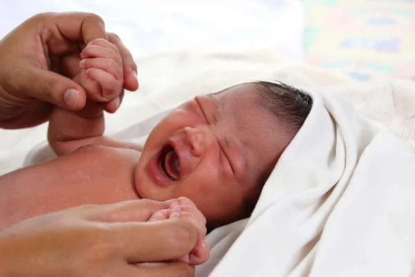 Bayi yang baru lahir menangis — Stok Foto