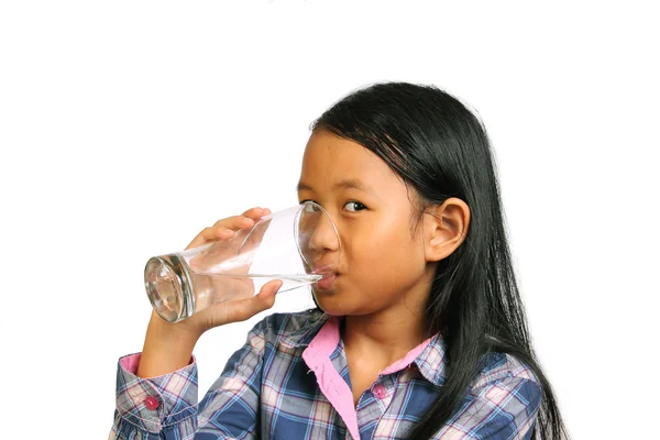 Niña bebiendo agua — Foto de Stock