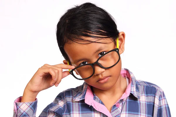 Süße kleine Berührung und Blick aus ihrem Glas — Stockfoto