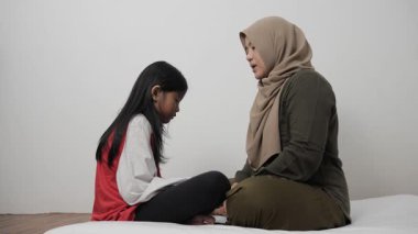 Kızgın Asyalı Müslüman anne kızını azarlıyor, disiplin sorunuyla çocuğunu derin bir hayal kırıklığına uğratıyor.