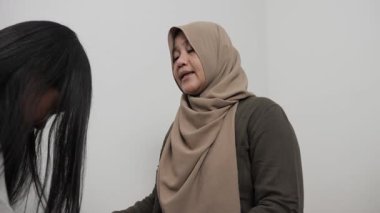 Kızgın Asyalı Müslüman anne kızını azarlıyor, disiplin sorunuyla çocuğunu derin bir hayal kırıklığına uğratıyor.