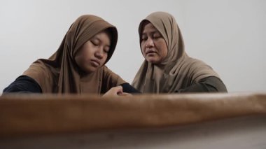 Şefkatli Müslüman anne, üzgün genç kızına duygusal destek sağlıyor.