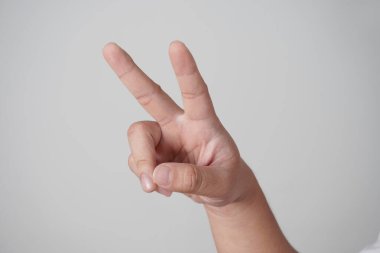 Erkek eli zafer gösterirken ya da iki numaralı jest, beyazdan soyutlanarak.