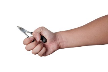 Erkek kişi pense tutuyor, beyaz penseyle kesilmiş.