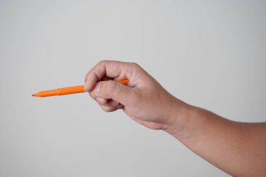 Gri arkaplanda erkek el yazısı var.