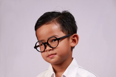 Gülümseyen küçük çocuk