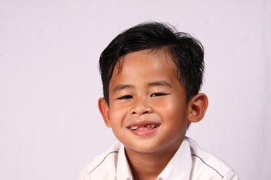Asyalı çocuk gülümseyen