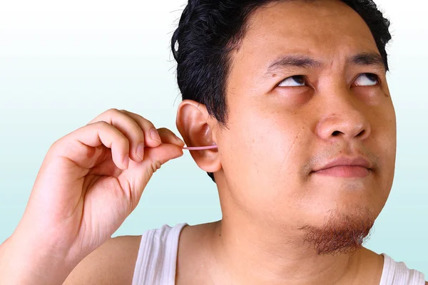 Наслаждаясь очисткой ушей — стоковое фото