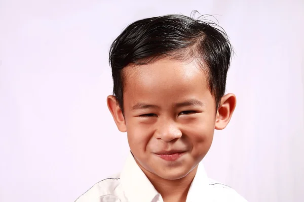 Улыбающийся азиатский мальчик — стоковое фото
