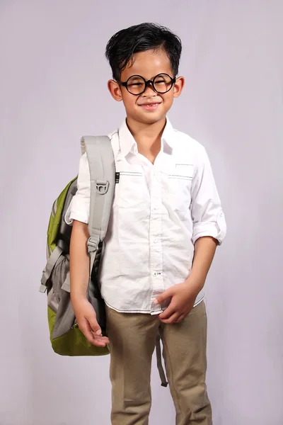 Lindo feliz estudiante chico —  Fotos de Stock