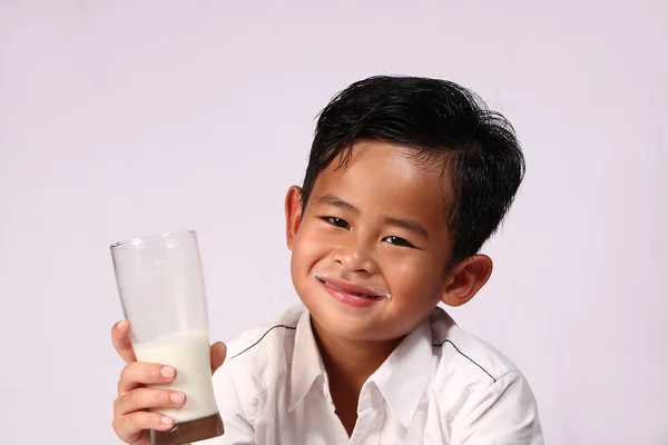 Asiático menino beber leite — Fotografia de Stock