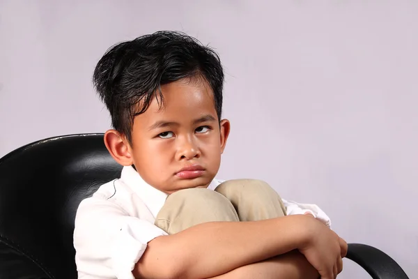 Pequeno menino triste — Fotografia de Stock