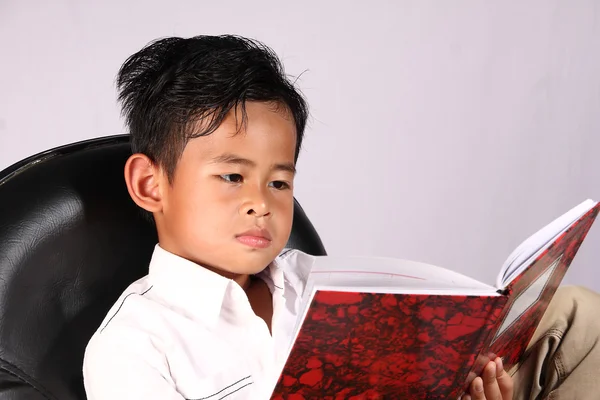 Libro de lectura niño —  Fotos de Stock