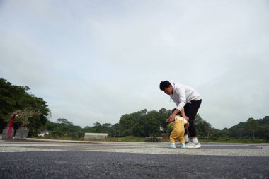 Asyalı ağabeyi önemsemek, küçük kız kardeşinin parkta ilk adımlarını atmasına yardım etmek, kardeş bağı kurmak ve sabah aktiviteleri sırasında ona destek olmak.
