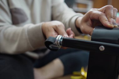 Evdeki küçük bir depoya tekerlek monte eden ve montajlayan isimsiz bir kadının ellerini kapatın, DIY mobilya montaj ve ev geliştirme konsepti