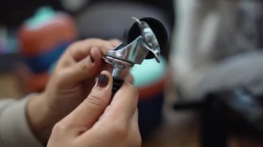Evdeki küçük bir depoya tekerlek monte eden ve montajlayan isimsiz bir kadının ellerini kapatın, DIY mobilya montaj ve ev geliştirme konsepti