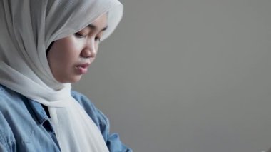 Bir kafede arkadaşıyla yemek yerken gülümseyen ve gülen güzel Asyalı Müslüman bir genç kızın portresini yakından çek.