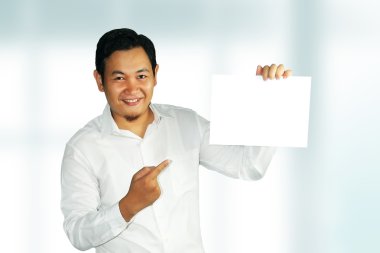 Boş kağıt tutan genç işadamı