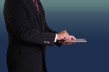 Dijital tablet kullanan işadamı