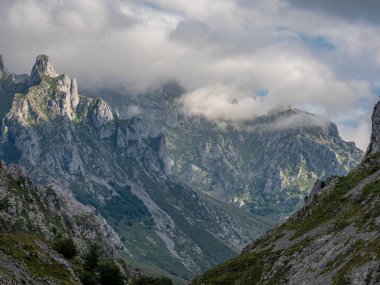 bulutlu gökyüzü ile dağ manzarası