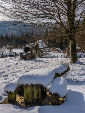 koltuk ve park karla kaplı.