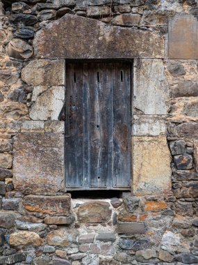 Bir dağ köyünün taş evleri.