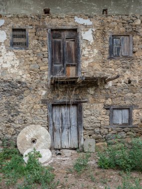 Bir dağ köyünün taş evleri.
