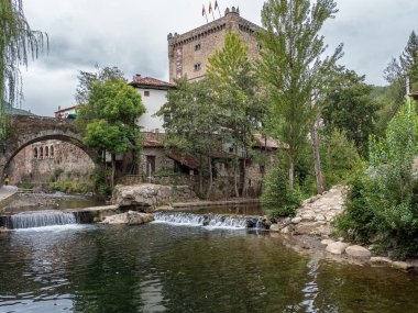 Bir dağ köyünün taş evleri.