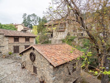 Bir dağ köyünün taş evleri.