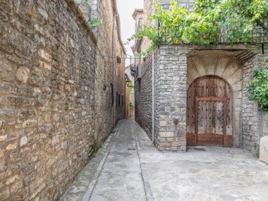 Bir dağ köyünün taş evleri.