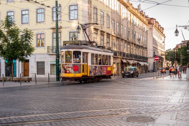 Lizbon sokaklarında dolaşan tipik tramvaylar