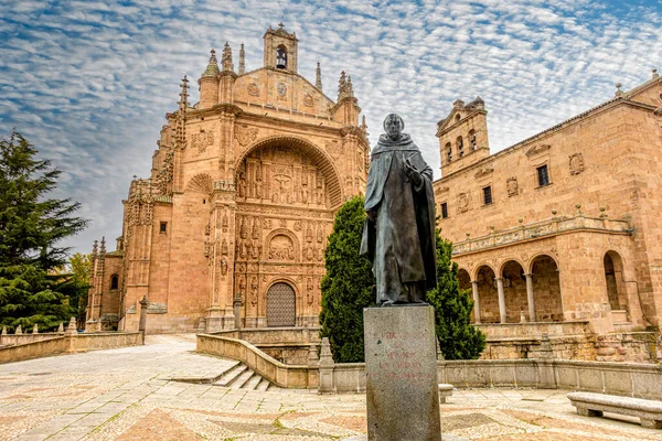 Salamanca 'daki Dominik kilisesi ve heykeli