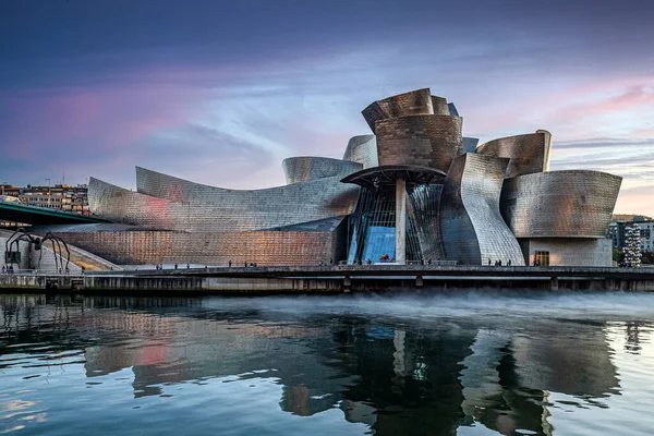 Guggenheim Müzesi Bilbao etkileyici gökyüzü ile suya yansıdı