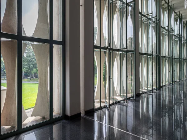 Geniş bir koridorda parlak pencereler.