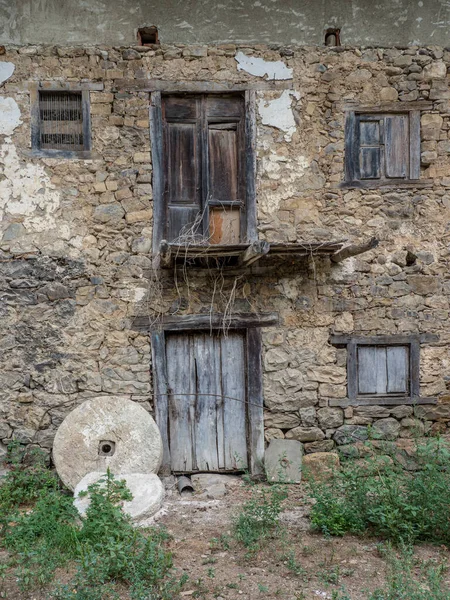 Bir dağ köyünün taş evleri.