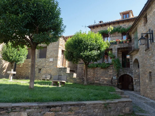 Bir dağ köyünün taş evleri.