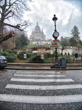Panthon Dome Dramatik Bulutlu Gökyüzüne Karşı - Neoklasik Panthon 'un görkemli kubbesi ve sütun davulu, çarpıcı bir şekilde bulutlu mavi gökyüzüne karşı dizilmiş.