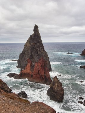 Madeira Deniz Yığını Üzerinde Altın Gün Batımı - Madeira 'daki Ilhus da Ribeira da Janela volkanik deniz yığınlarının gün batımında atmosferik manzarası, kayalık plaj ve Atlantik Okyanusu' nun üzerine düşen altın bir ışık.