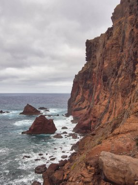 Madeira Deniz Yığını Üzerinde Altın Gün Batımı - Madeira 'daki Ilhus da Ribeira da Janela volkanik deniz yığınlarının gün batımında atmosferik manzarası, kayalık plaj ve Atlantik Okyanusu' nun üzerine düşen altın bir ışık.