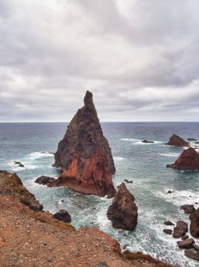 Madeira Deniz Yığını Üzerinde Altın Gün Batımı - Madeira 'daki Ilhus da Ribeira da Janela volkanik deniz yığınlarının gün batımında atmosferik manzarası, kayalık plaj ve Atlantik Okyanusu' nun üzerine düşen altın bir ışık.