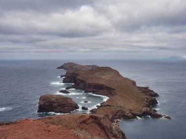 Madeira Deniz Yığını Üzerinde Altın Gün Batımı - Madeira 'daki Ilhus da Ribeira da Janela volkanik deniz yığınlarının gün batımında atmosferik manzarası, kayalık plaj ve Atlantik Okyanusu' nun üzerine düşen altın bir ışık.