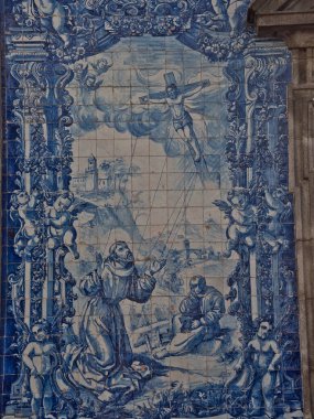 Portekiz, Porto 'daki Azulejo Paneli' nde Stigmata 'yı alan Keşişler - Meleklerin çerçeveletip süslediği Stigmata' yı alan diz çökmüş rahipleri tasvir eden Barok dini fayans paneli.