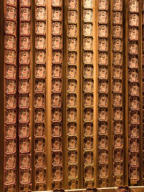 Retro Bilgisayar Röle Matriksi - Tarihi bilgisayar teknolojisini ve karmaşık devreleri sembolize eden karmaşık, antika bir elektrik röle sisteminin veya ana bilgisayar bileşeni duvarının yakın çekimi.