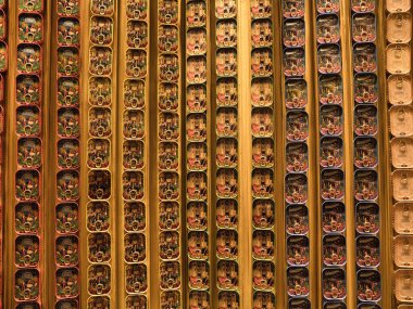 Retro Bilgisayar Röle Matriksi - Tarihi bilgisayar teknolojisini ve karmaşık devreleri sembolize eden karmaşık, antika bir elektrik röle sisteminin veya ana bilgisayar bileşeni duvarının yakın çekimi.