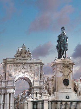 Dik Lizbon Tepesi 'ndeki Glria Funicular - Sarı Elevador da Glria klasik tramvayı Lizbon dik Bairro Alto tepesine tırmanıyor kaldırım taşı bir sokakta, pembe tarihi bir binanın yanında.