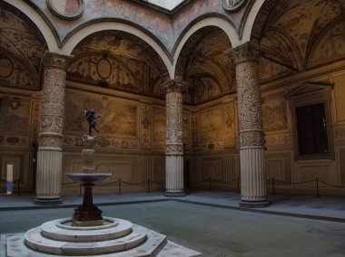 Verrocchio 'nun Putto' suyla Vecchio Sarayı 'nın iç avlusunda ayrıntılı freskli kemerler, süslemeli sütunlar ve Floransa' daki tarihi Palazzo Vecchio 'daki merkez putto çeşmesi.