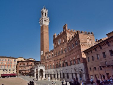 Piazza del Campo 'daki Torre del Mangia ve Palazzo Pubblico Sarayı - Yoğun Piazza del Campo, Siena' daki yüksek, kırmızı tuğlalı sarayın ve saat kulesinin geniş açılı manzarası.
