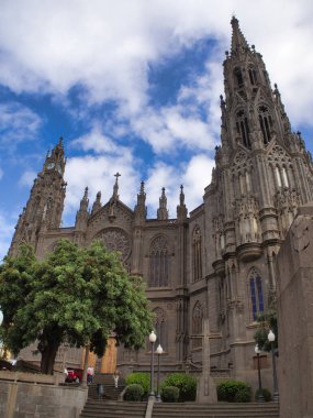 Arucas Neo-Gotik Kilise Cephesi - Arucas, Gran Canaria, İspanya 'daki San Juan Bautista Neo-Gotik Kilisesi' nin çarpıcı sokak manzarası.